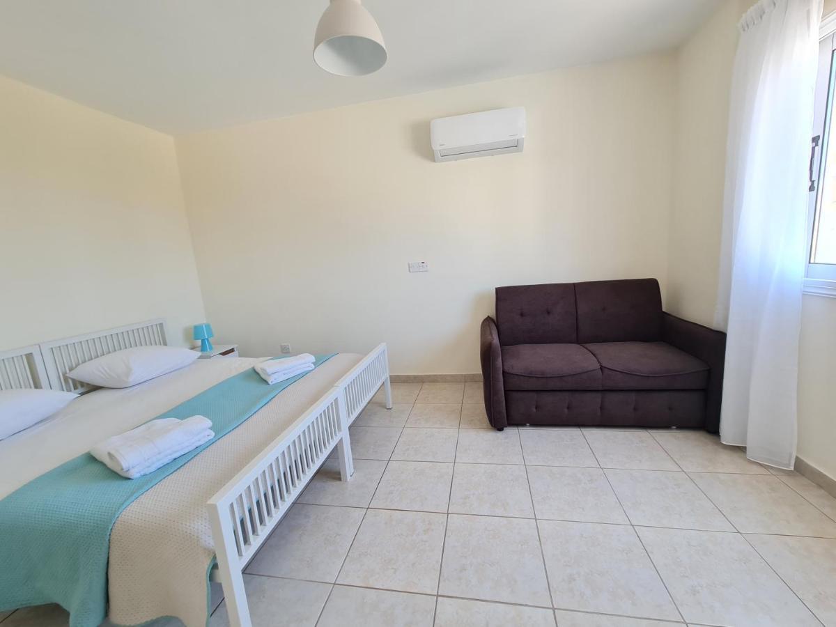 Stunning Views' Apartment With Pool Paphos Eksteriør billede