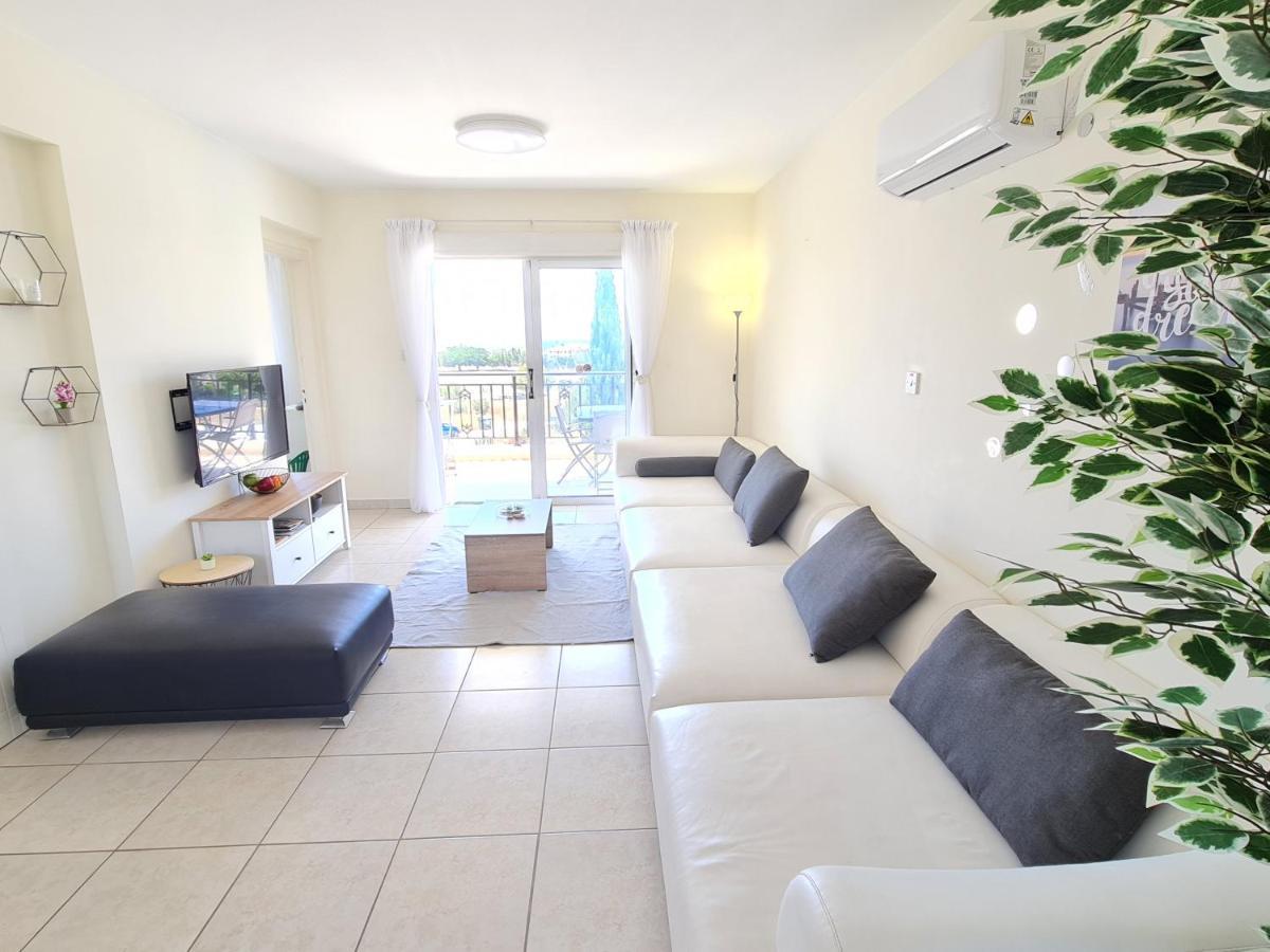 Stunning Views' Apartment With Pool Paphos Eksteriør billede