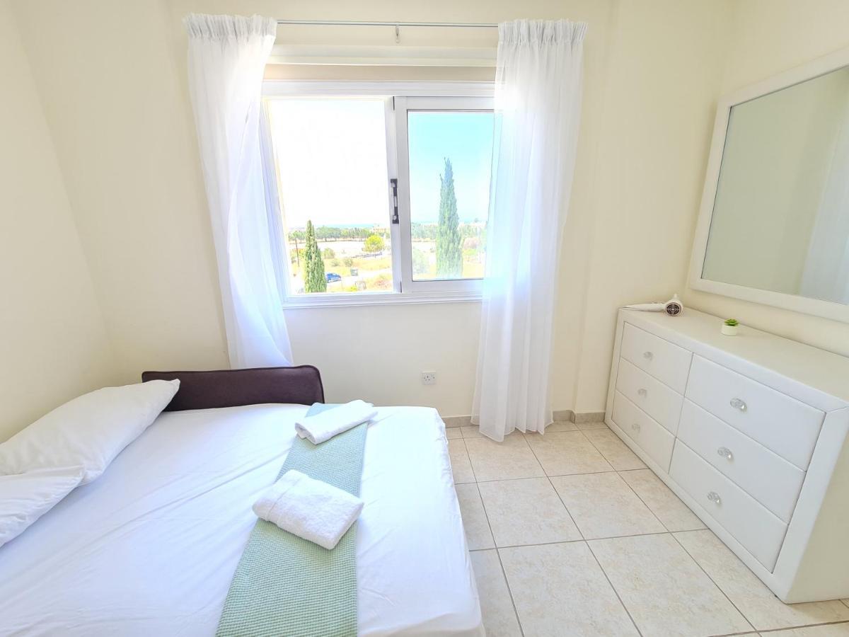Stunning Views' Apartment With Pool Paphos Eksteriør billede