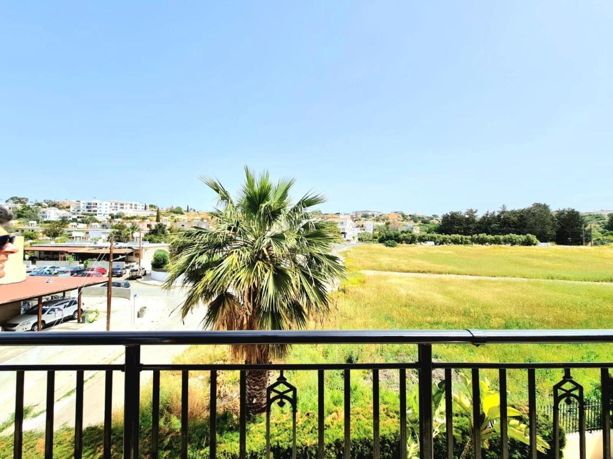 Stunning Views' Apartment With Pool Paphos Eksteriør billede
