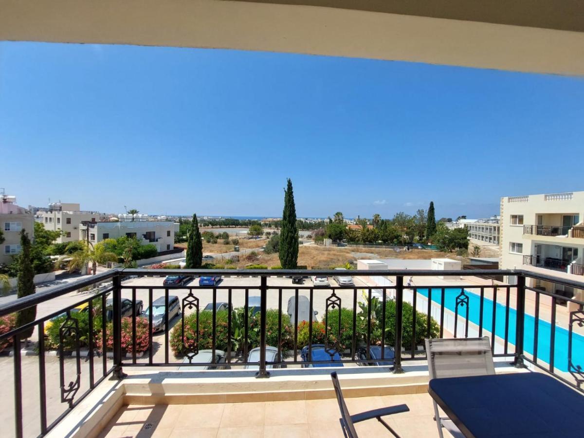 Stunning Views' Apartment With Pool Paphos Eksteriør billede