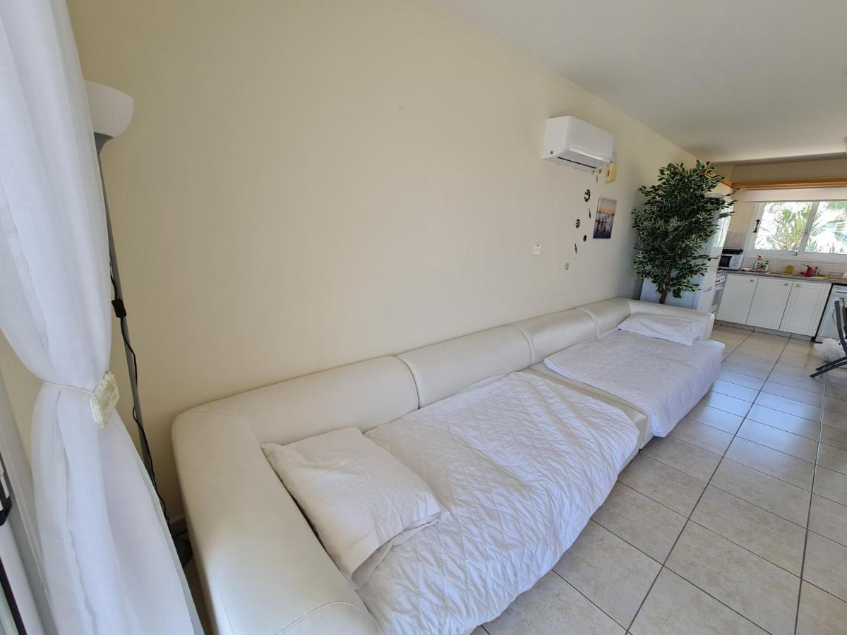 Stunning Views' Apartment With Pool Paphos Eksteriør billede